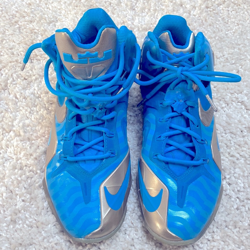 Nike LeBron 11 Elite Maison 3M Blue basketball sneakers.  Mens size 9 (US).